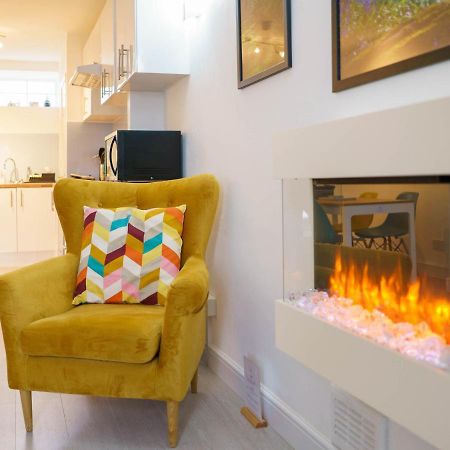 Pass The Keys Modern 2 Bed Flat Overlooking Aberaeron Harbour Buitenkant foto