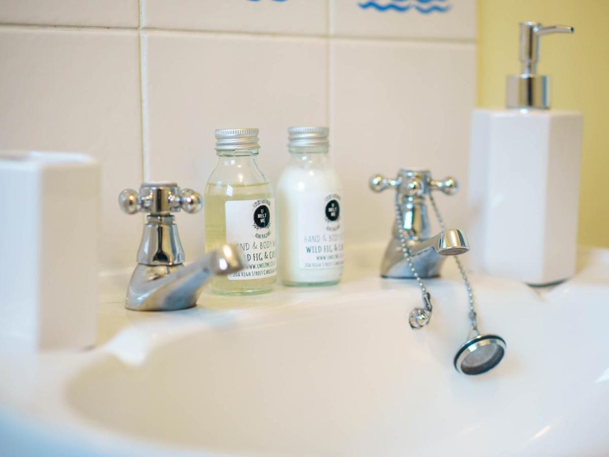 Pass The Keys Modern 2 Bed Flat Overlooking Aberaeron Harbour Buitenkant foto