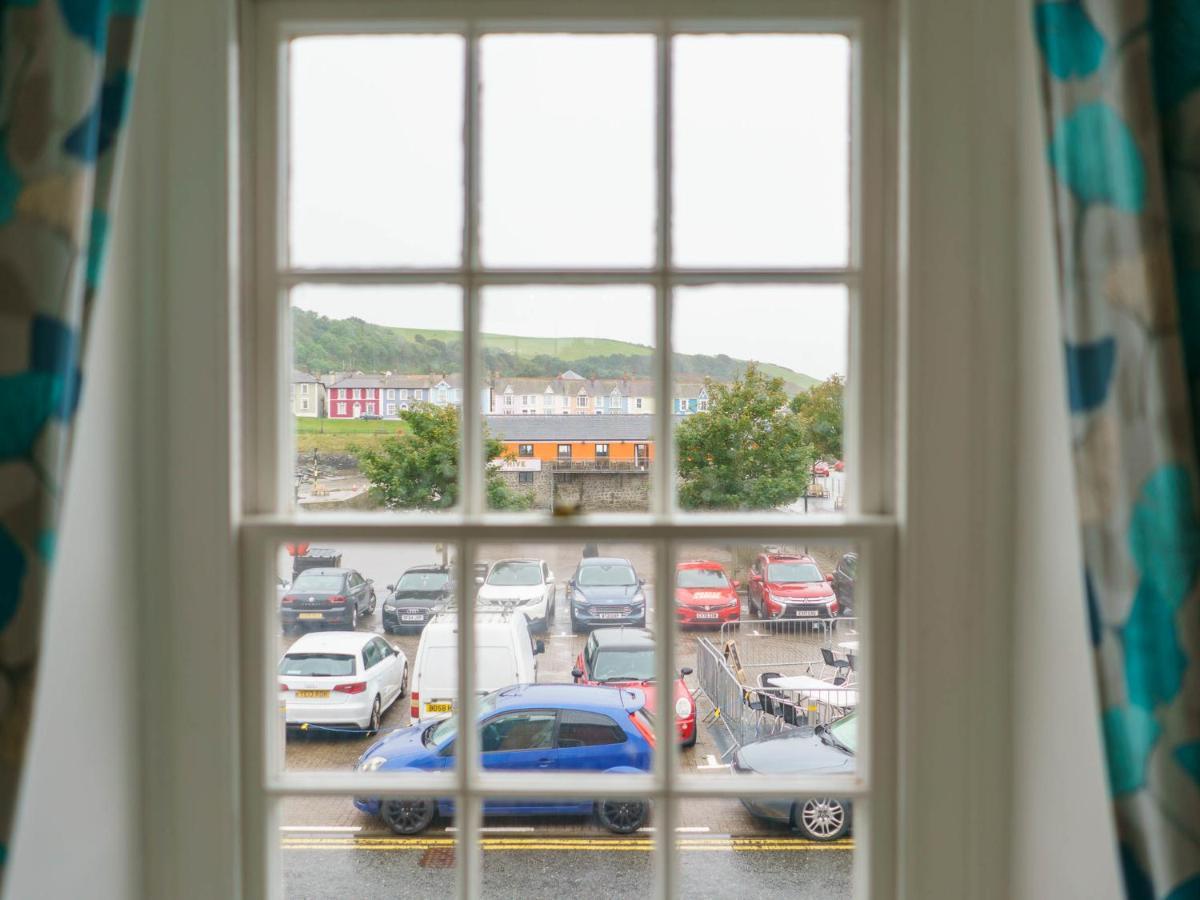 Pass The Keys Modern 2 Bed Flat Overlooking Aberaeron Harbour Buitenkant foto